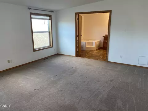 14270 Painted Woods Dr, Williston, ND 58801 photo 11