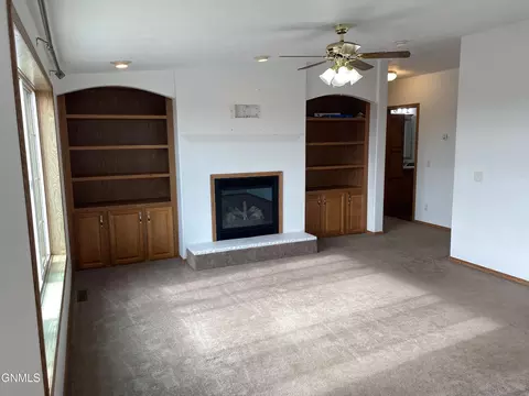 14270 Painted Woods Dr, Williston, ND 58801 photo 7