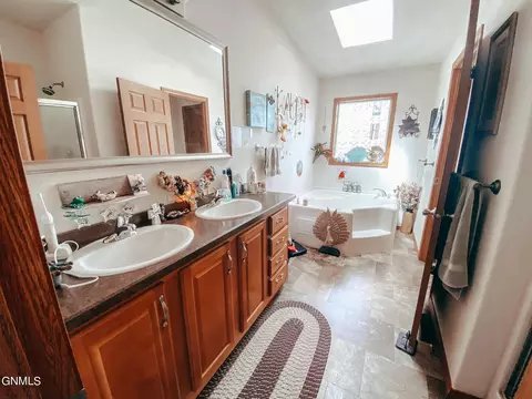 228 Blacktail Dr, Williston, ND 58801 photo 11