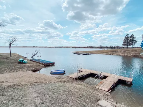228 Blacktail Dr, Williston, ND 58801 photo 2