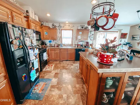 228 Blacktail Dr, Williston, ND 58801 photo 12
