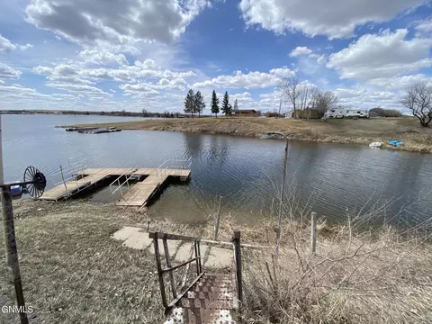 228 Blacktail Dr, Williston, ND 58801 photo 3