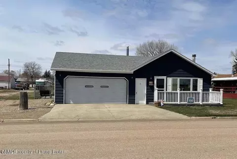 310 3rd Ave SE, Bowman, ND 58623 photo 1