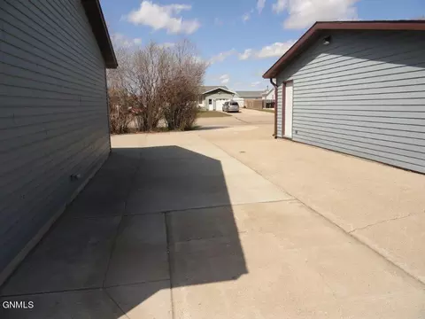 5 Santee Rd, Lincoln, ND 58504 photo 9