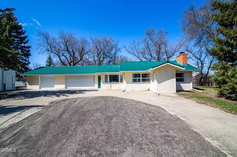 7050 Burnt Creek Loop, Bismarck, ND 58503 photo 3