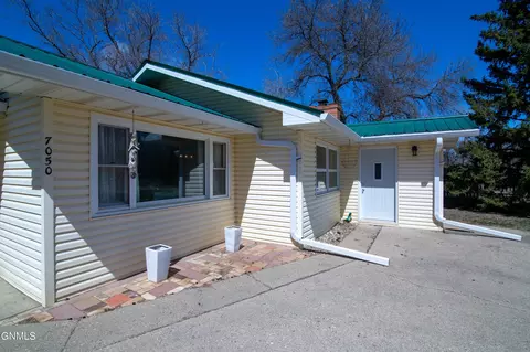 7050 Burnt Creek Loop, Bismarck, ND 58503 photo 2