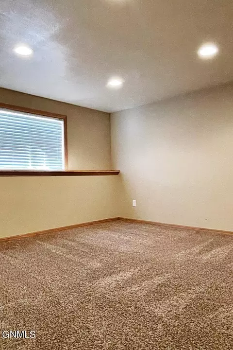 1835 31st St W, Williston, ND 58801 photo 33