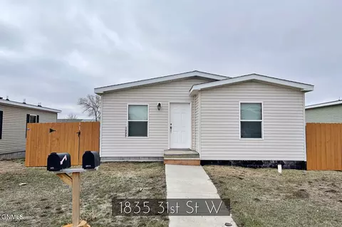 1835 31st St W, Williston, ND 58801 photo 2
