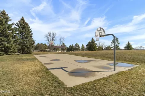 1414 Spaulding Ave, Bismarck, ND 58501 photo 25