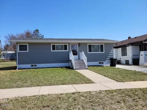 305 3rd St NE, Linton, ND 58552 photo 1