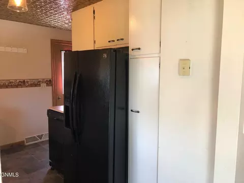 305 3rd St NE, Linton, ND 58552 photo 5