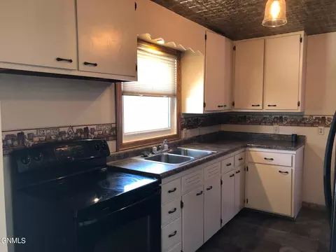 305 3rd St NE, Linton, ND 58552 photo 3