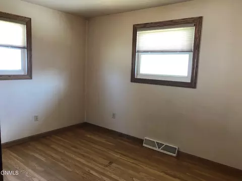 305 3rd St NE, Linton, ND 58552 photo 16