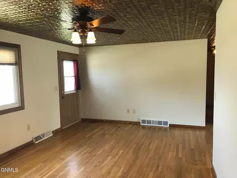 305 3rd St NE, Linton, ND 58552 photo 10