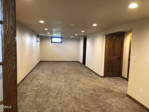 305 3rd St NE, Linton, ND 58552 photo 21