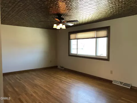 305 3rd St NE, Linton, ND 58552 photo 9