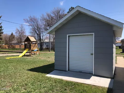 305 3rd St NE, Linton, ND 58552 photo 40