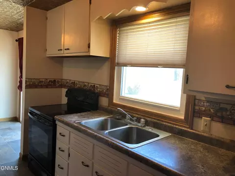 305 3rd St NE, Linton, ND 58552 photo 4