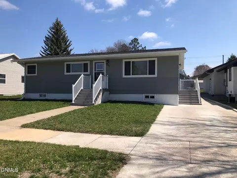 305 3rd St NE, Linton, ND 58552 photo 2