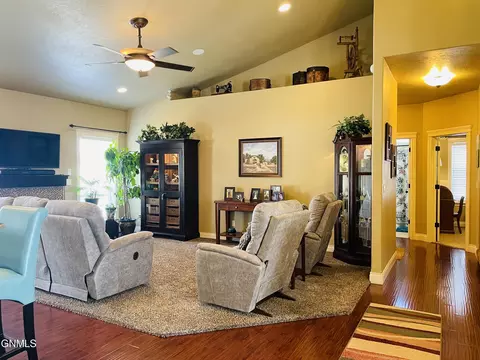 1617 Aspen Loop, Williston, ND 58801 photo 3