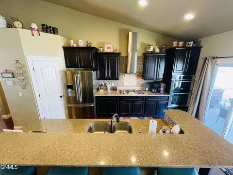 1617 Aspen Loop, Williston, ND 58801 photo 7