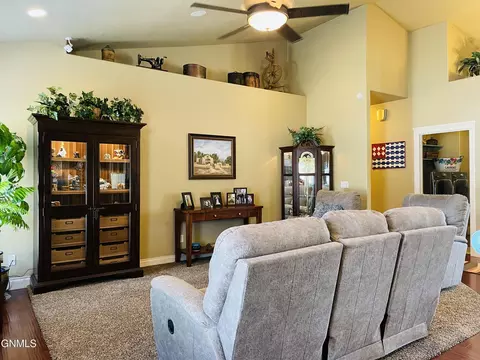 1617 Aspen Loop, Williston, ND 58801 photo 4