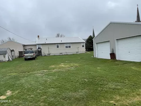310 1st Ave NE, Streeter, ND 58483 photo 4