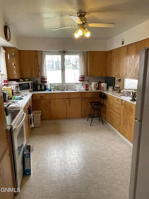310 1st Ave NE, Streeter, ND 58483 photo 8
