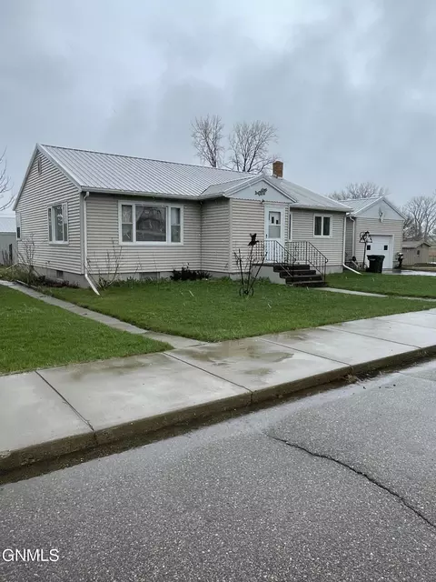 310 1st Ave NE, Streeter, ND 58483 photo 2