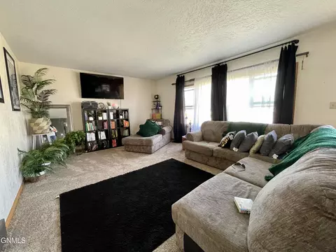 910 4th St SW, Sidney, MT 59270 photo 2