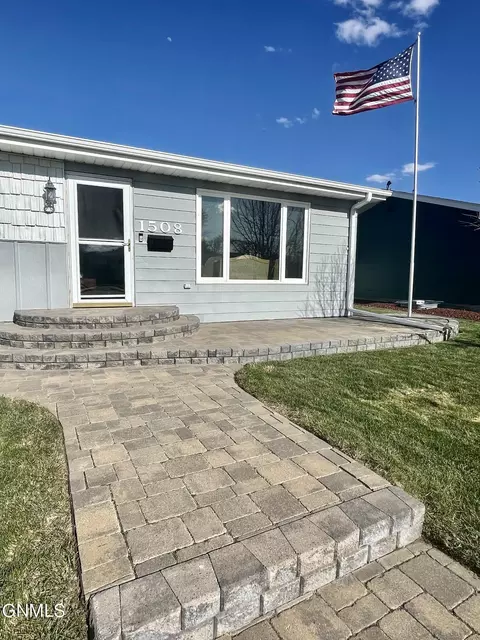 1508 7th Ave W, Williston, ND 58801 photo 2