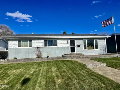 1508 7th Ave W, Williston, ND 58801 photo 1