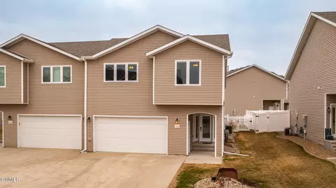 1744 Calgary Loop, Bismarck, ND 58503 photo 2