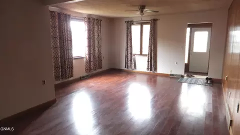 228 Maple St, Hebron, ND 58638 photo 2
