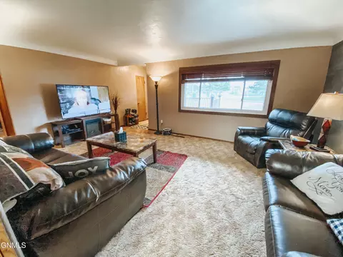 1323 1st Ave E, Williston, ND 58801 photo 5