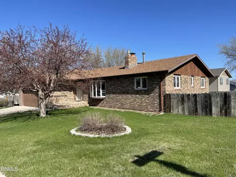 809 22nd St E, Williston, ND 58801 photo 2