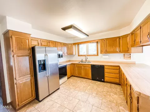 809 22nd St E, Williston, ND 58801 photo 4