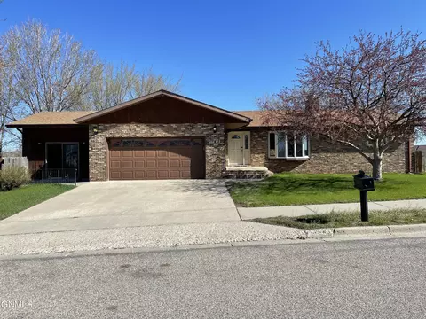 809 22nd St E, Williston, ND 58801 photo 3