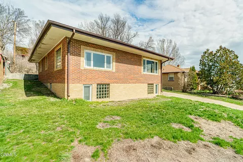 1204 Sunset Dr, Mandan, ND 58554 photo 3