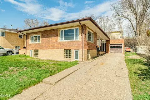 1204 Sunset Dr, Mandan, ND 58554 photo 1