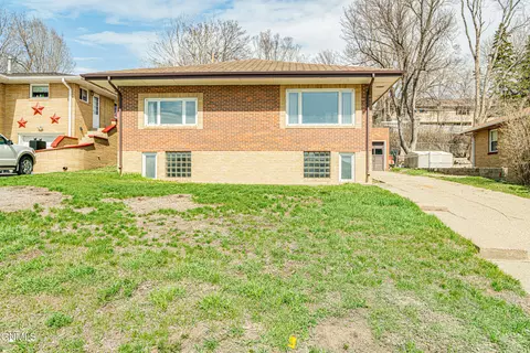 1204 Sunset Dr, Mandan, ND 58554 photo 2