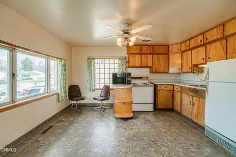 1204 Sunset Dr, Mandan, ND 58554 photo 7