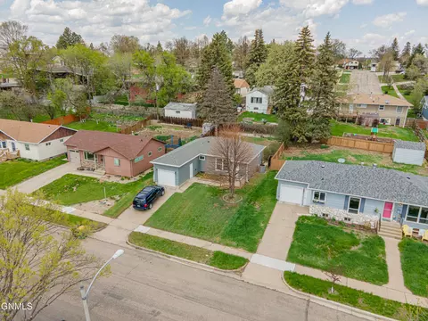 502 Mason Ave, Bismarck, ND 58501 photo 2
