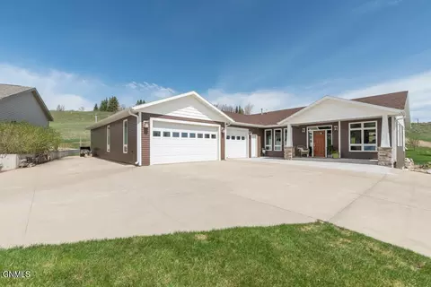 3008 Hillside Rd NW, Mandan, ND 58554 photo 2
