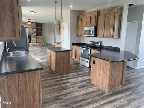5494 Snowy Water Ln, Williston, ND 58801 photo 9