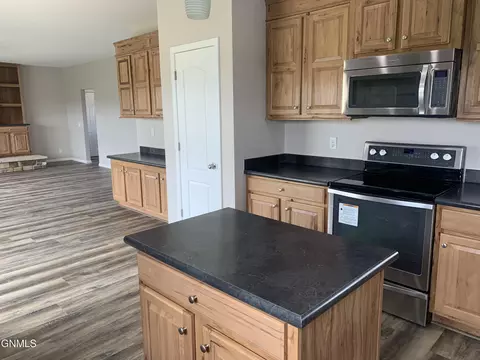 5494 Snowy Water Ln, Williston, ND 58801 photo 12