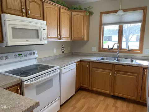 3803 Normandy St, Bismarck, ND 58503 photo 5