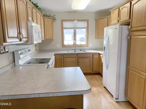 3803 Normandy St, Bismarck, ND 58503 photo 4