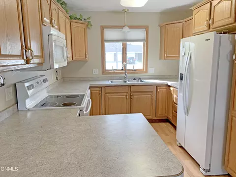 3803 Normandy St, Bismarck, ND 58503 photo 11