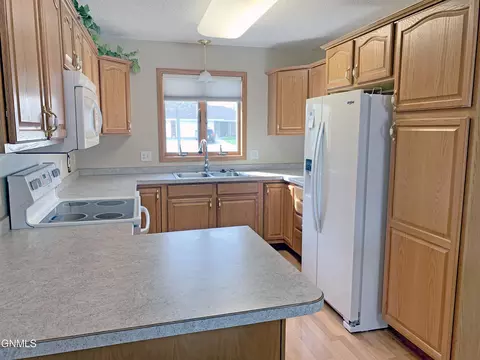 3803 Normandy St, Bismarck, ND 58503 photo 3